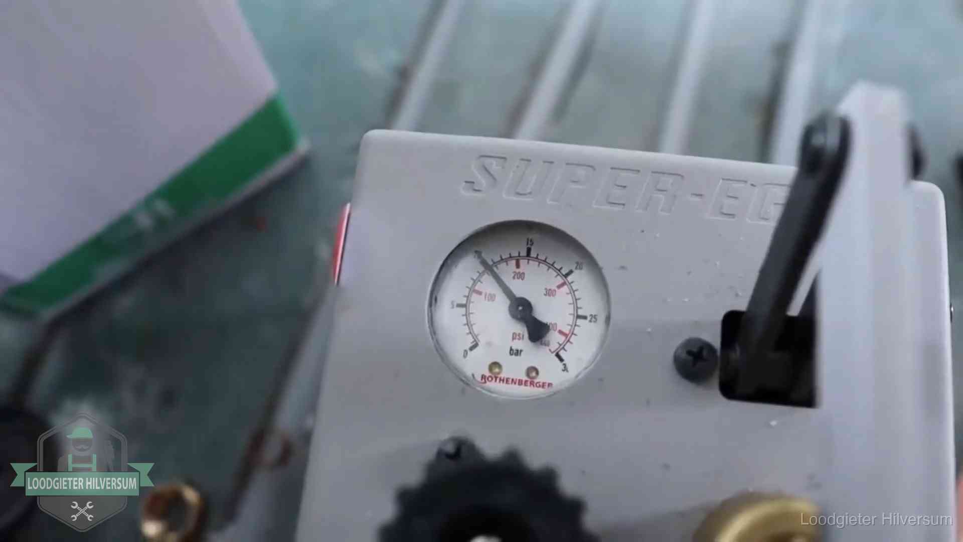 Manometer van een afperspomp bij controle van nieuw leidingwerk in Hilversum