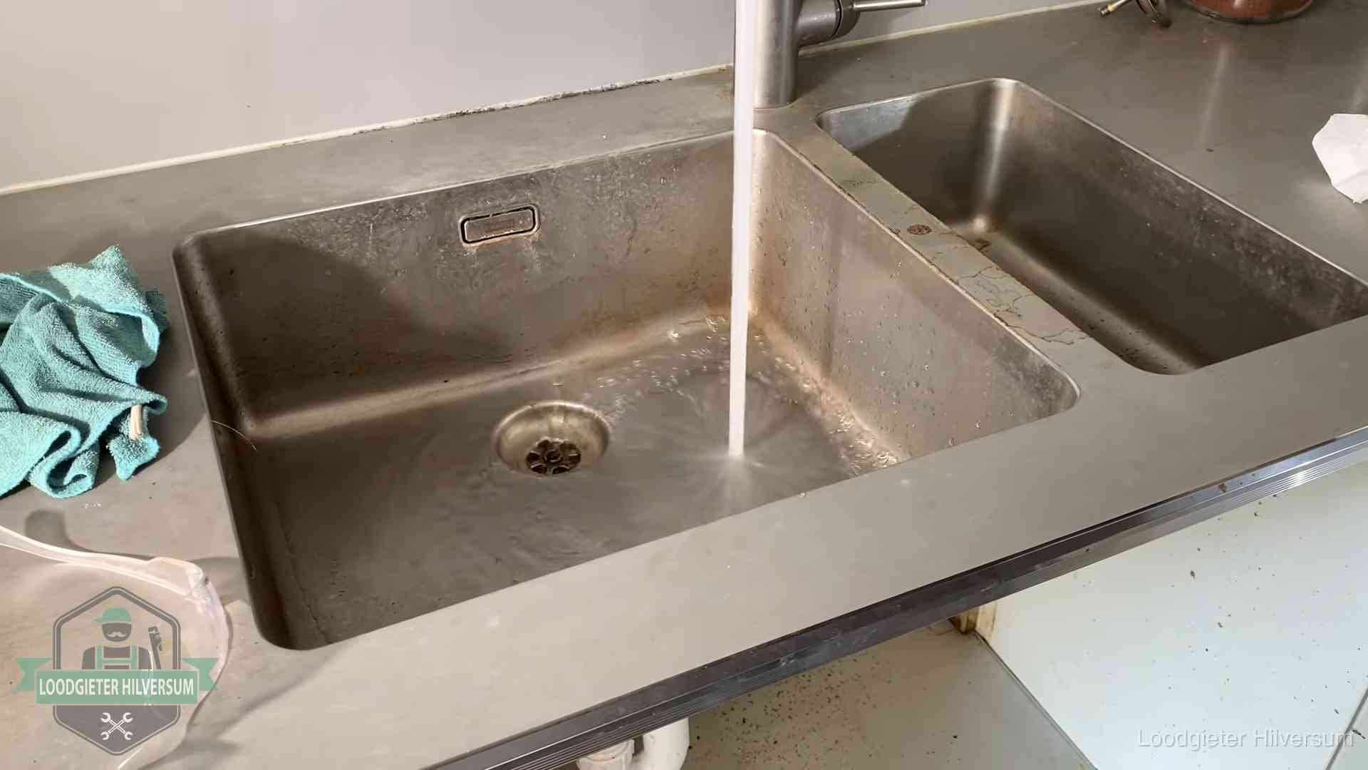 Doorstroomtest van de afvoer bij een gootsteen in Hilversum