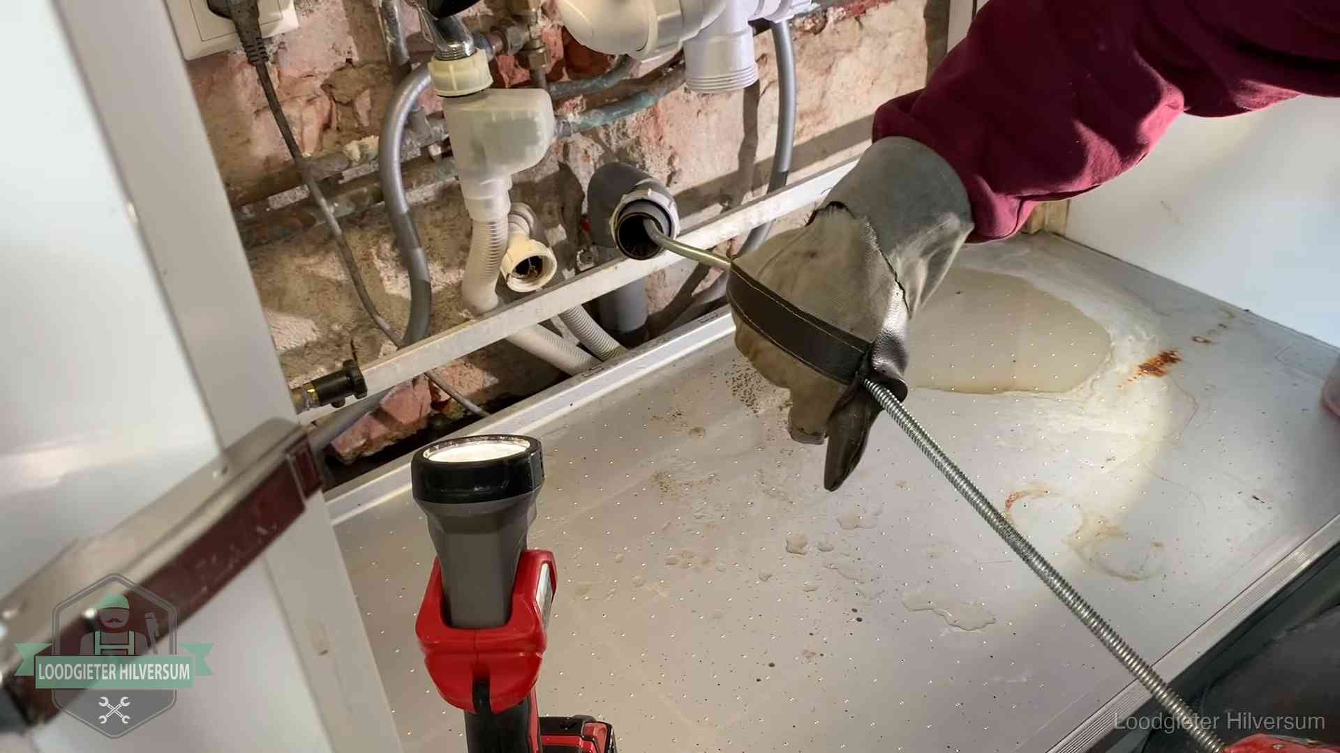 Ontstoppingsveer wordt preventief door een afvoeraansluiting gehaald in Hilversum
