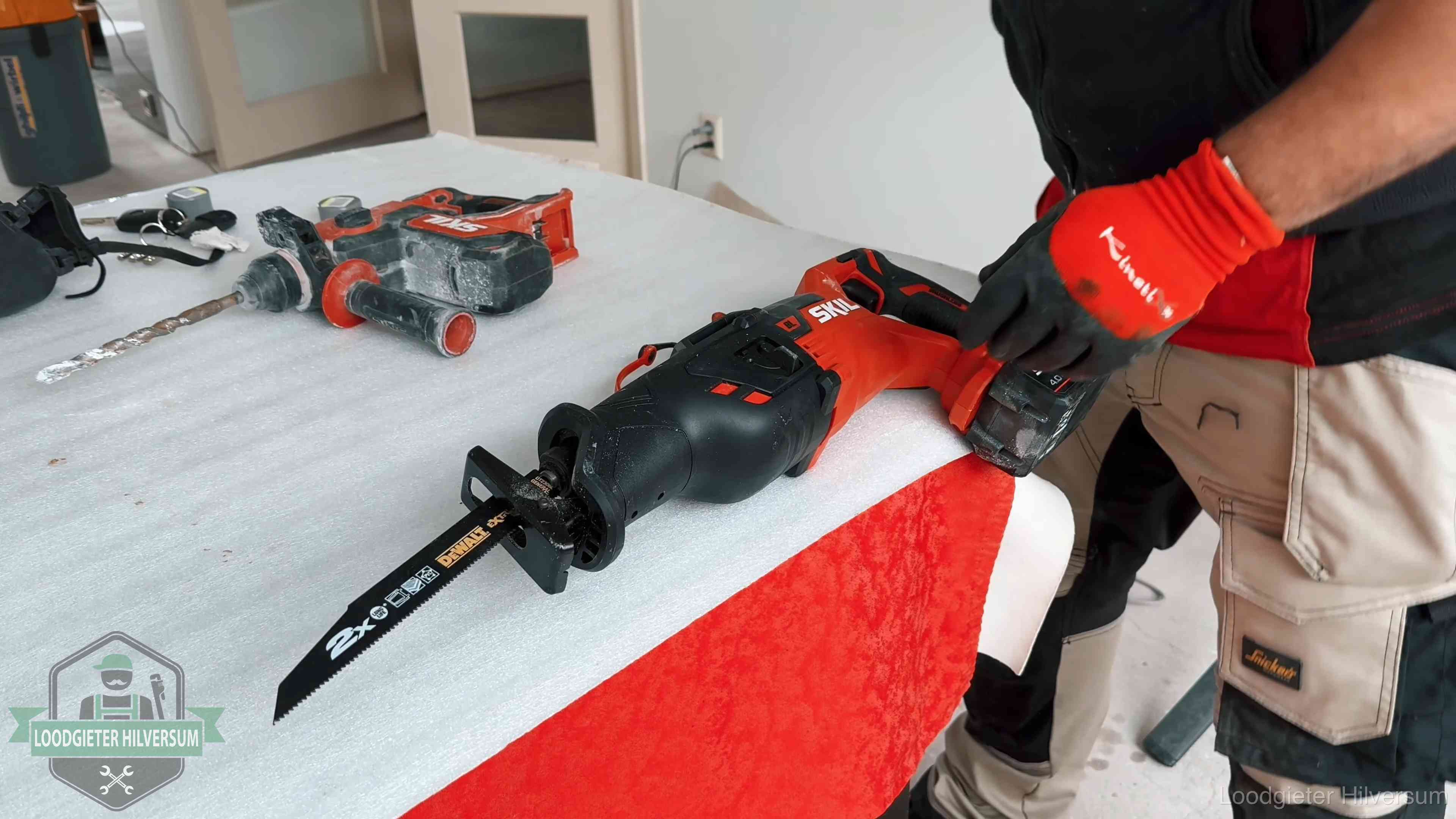 Professioneel gereedschap klaargelegd voor een klus in Hilversum