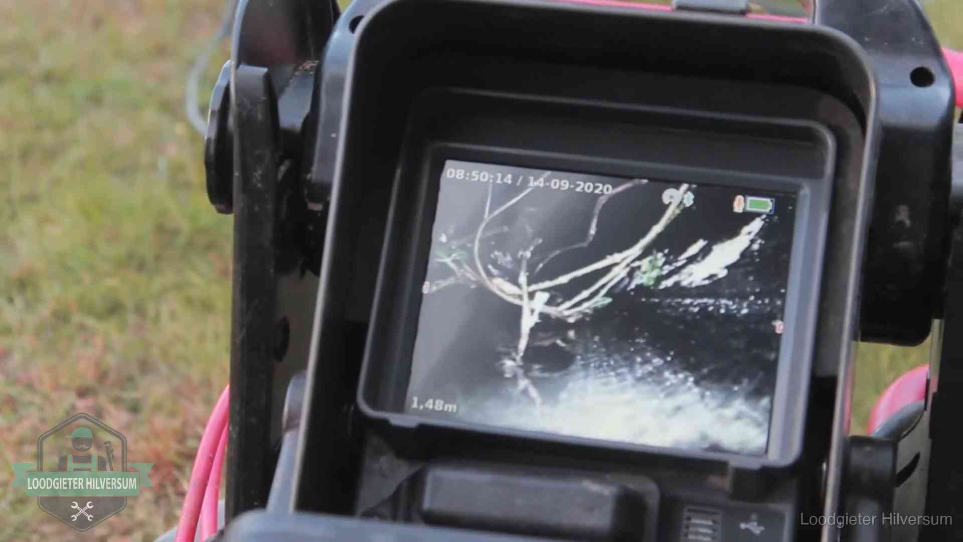 Monitor van een rioolcamera toont wortelingroei in de rioolbuis bij een woning in Hilversum