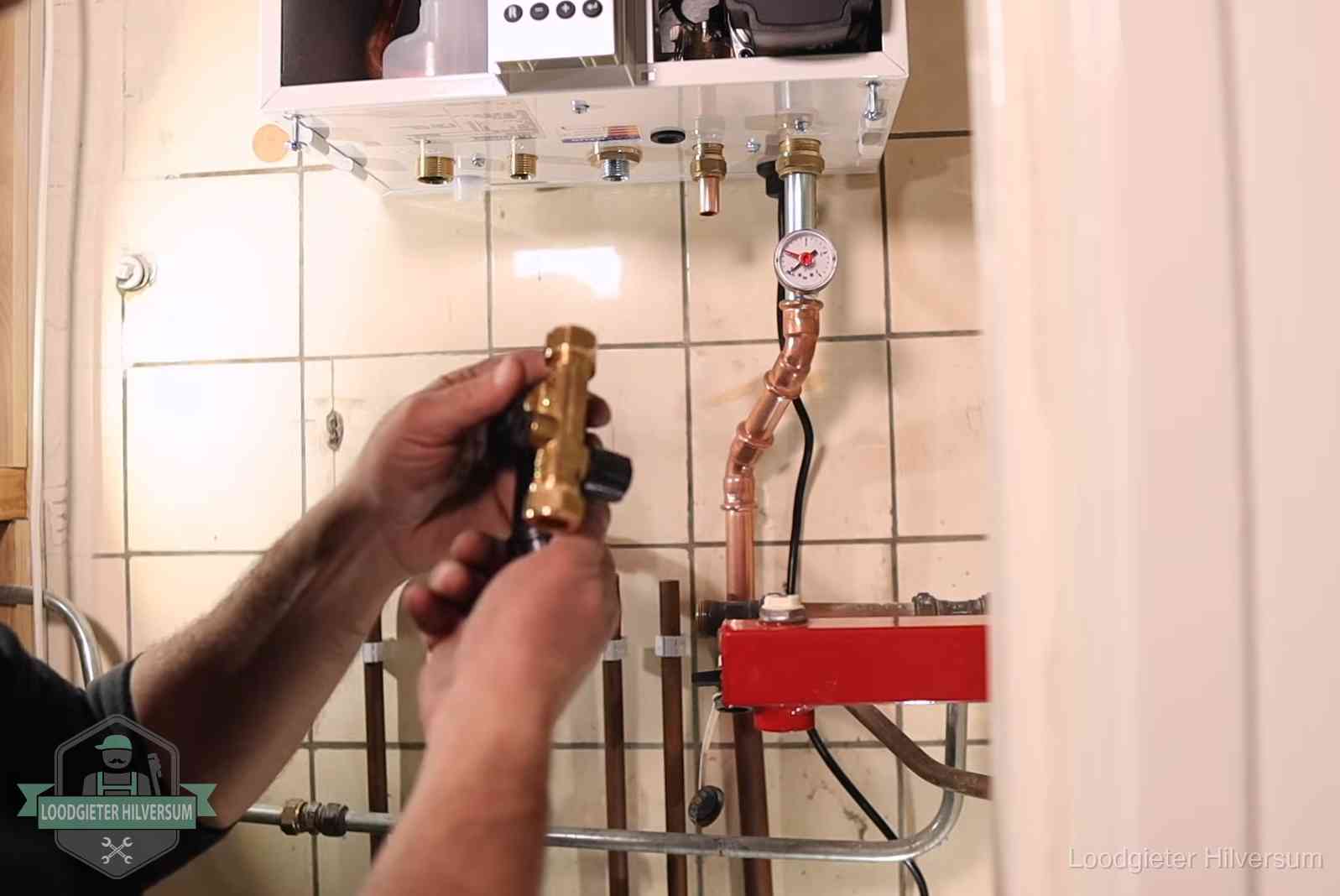 Zelf cv-druk bijvullen in Hilversum Vulkraan en manometer onder een cv-ketel voor het bijvullen van de waterdruk in Hilversum