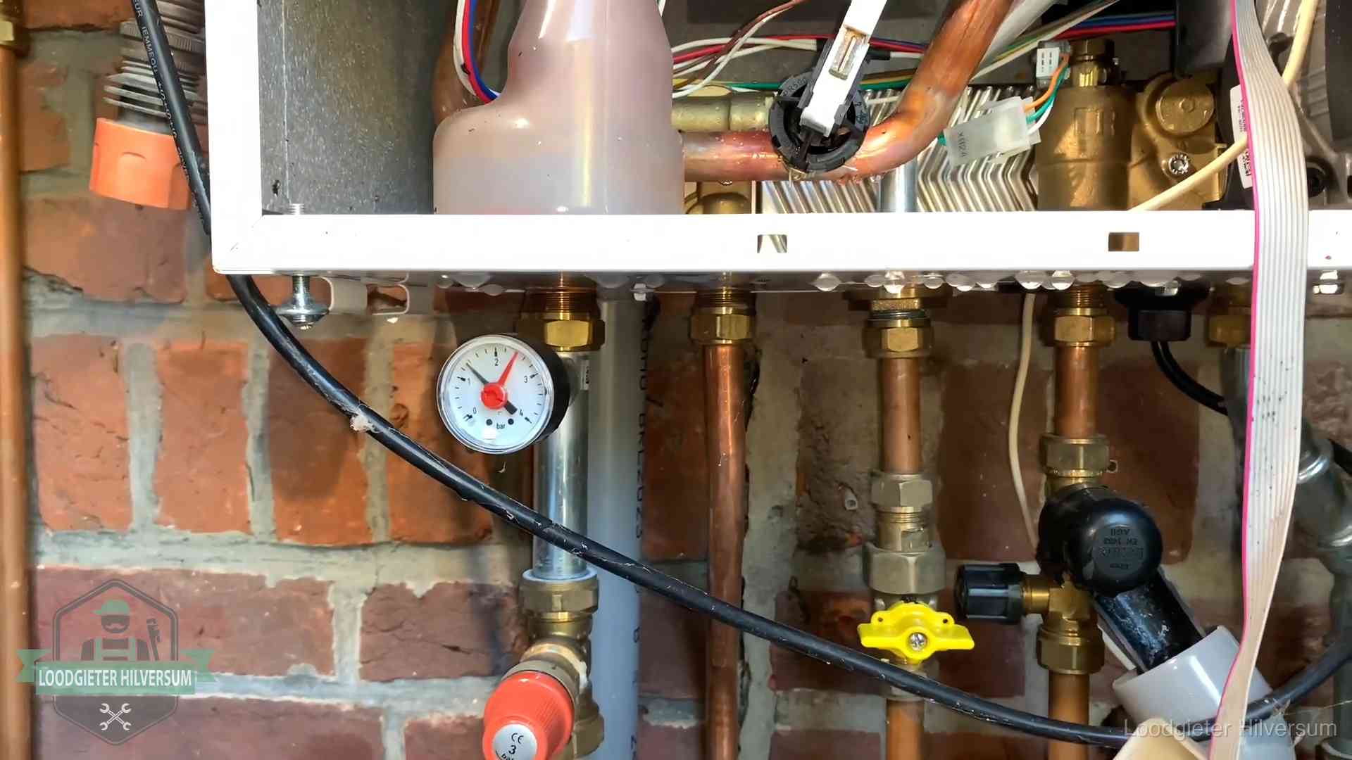 Cv-ketel verliest druk in Hilversum Manometer en aansluitleidingen onder een cv-ketel in Hilversum bij controle op drukverlies