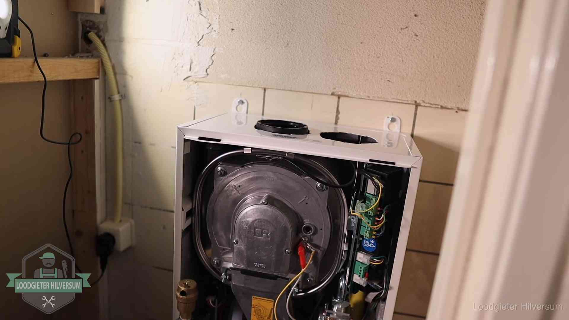 Onderhoudsbeurt cv-ketel in Hilversum Geopende cv-ketel tijdens een onderhoudsbeurt in Hilversum, met brander en warmtewisselaar zichtbaar