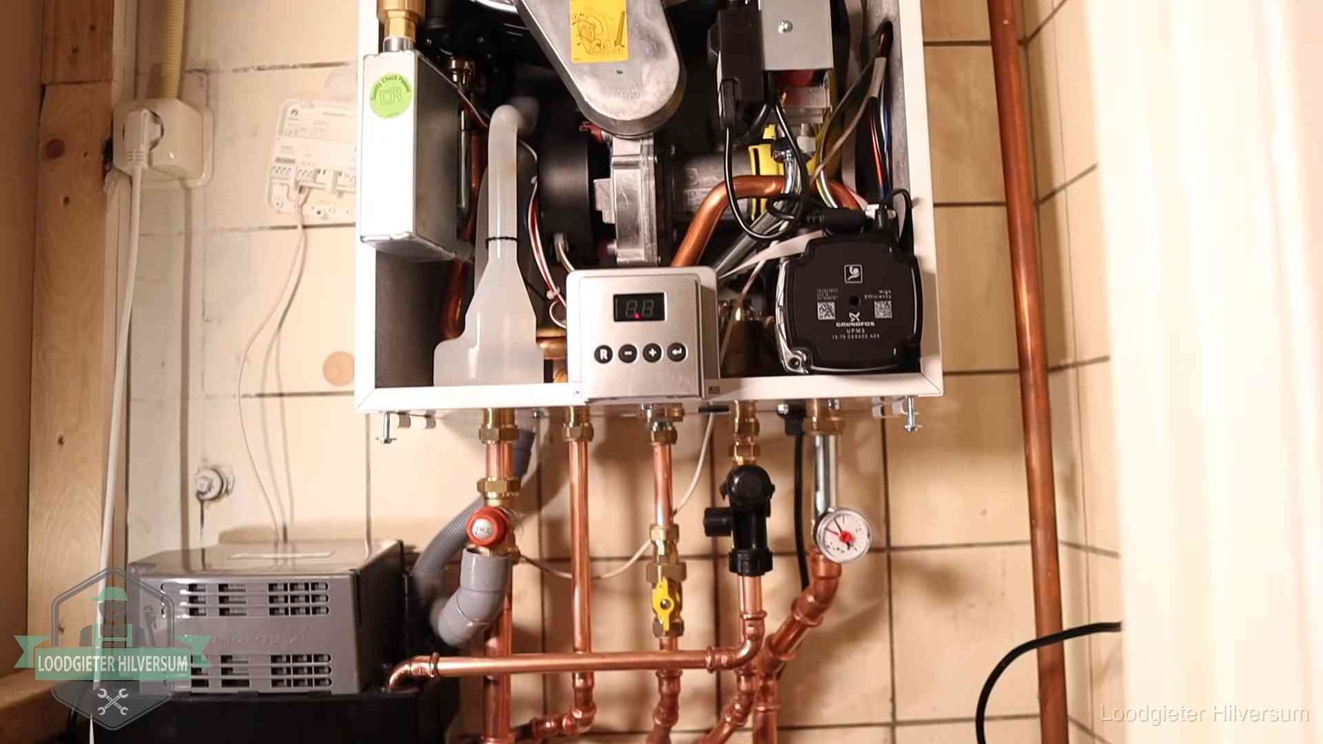 Zuiniger stoken na cv-onderhoud in Hilversum Geopende cv-ketel met brander en cv-pomp tijdens een onderhoudsbeurt in Hilversum