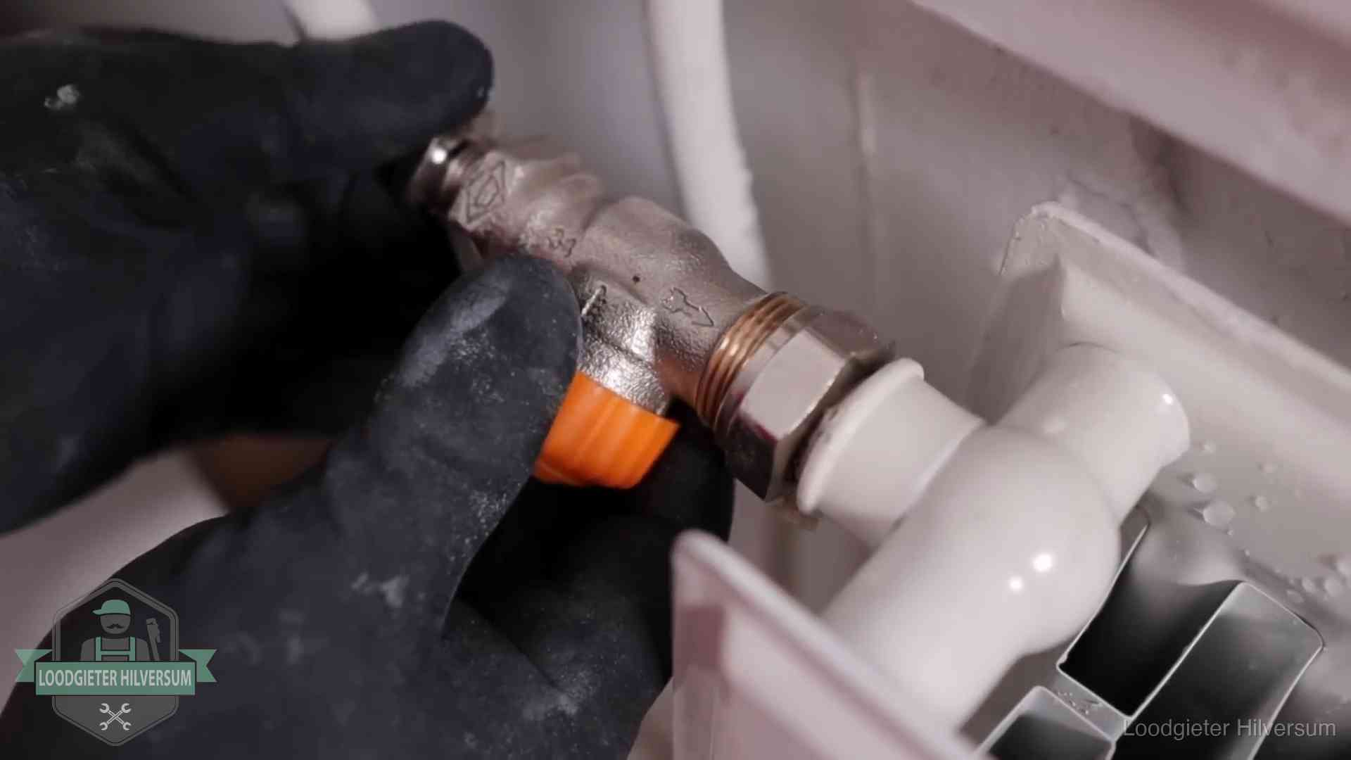 Je cv winterklaar maken in Hilversum Thermostaatkraan wordt gemonteerd op een radiator in Hilversum voor het stookseizoen