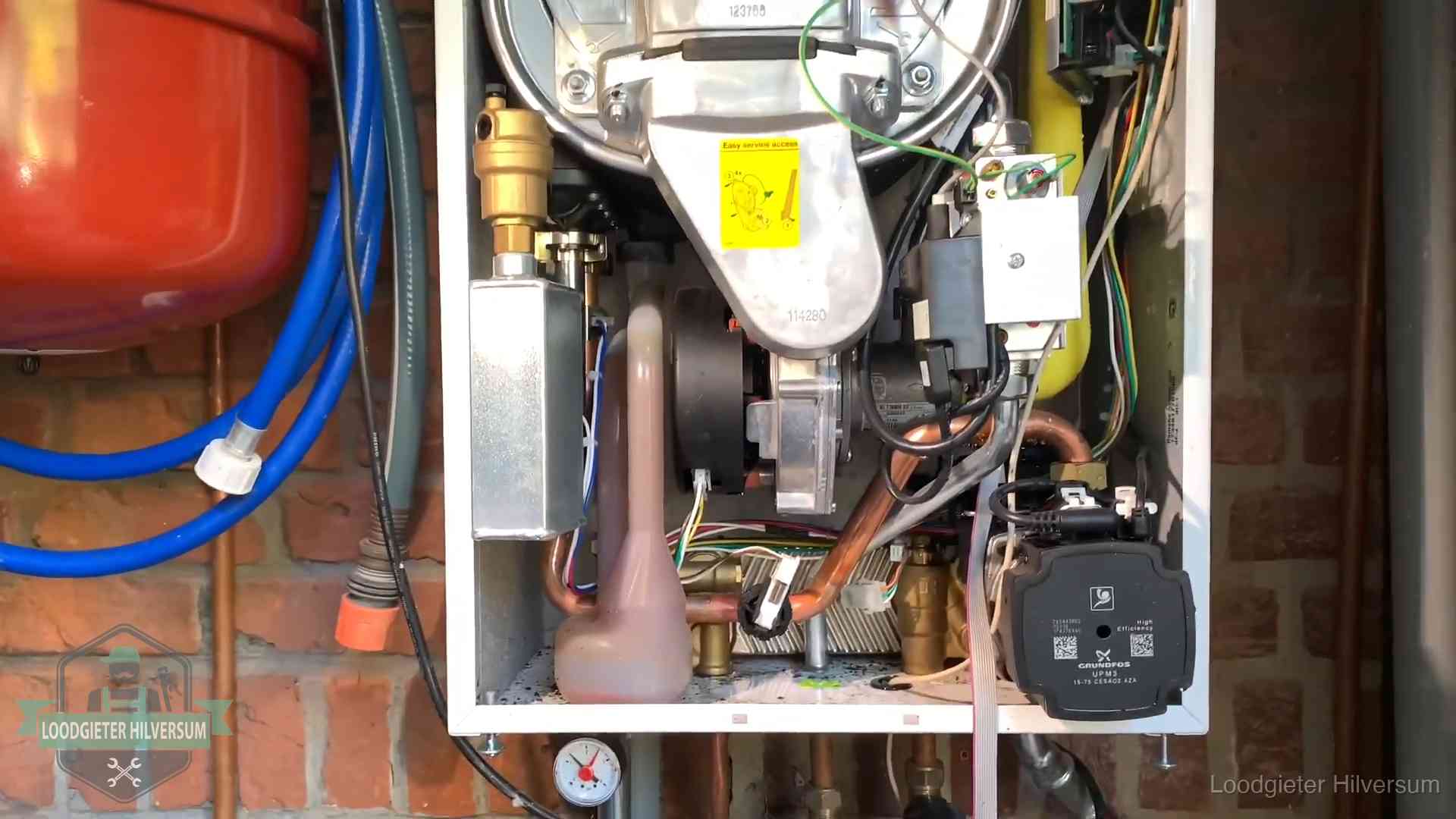 Expansievat en waterdruk in Hilversum Geopende cv-ketel met rood expansievat in een woning in Hilversum