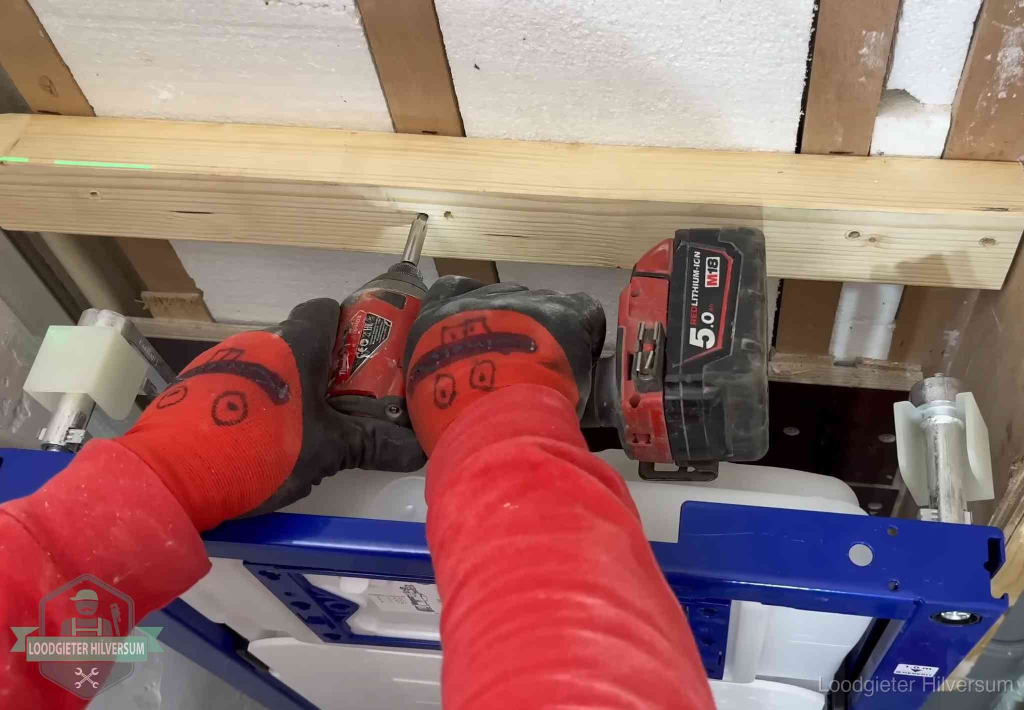 Fout in de wc-installatie opsporen in Hilversum Monteur bevestigt een inbouwreservoir voor een hangend toilet in Hilversum