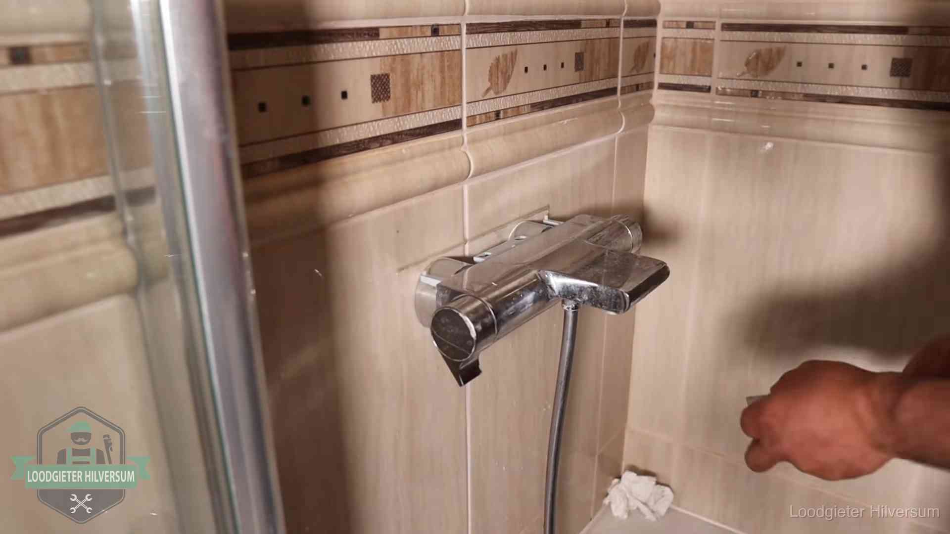 Kalkaanslag en je cv-ketel in Hilversum Verkalkte douche-mengkraan in Hilversum, hetzelfde kalk dat zich in de warmtewisselaar afzet