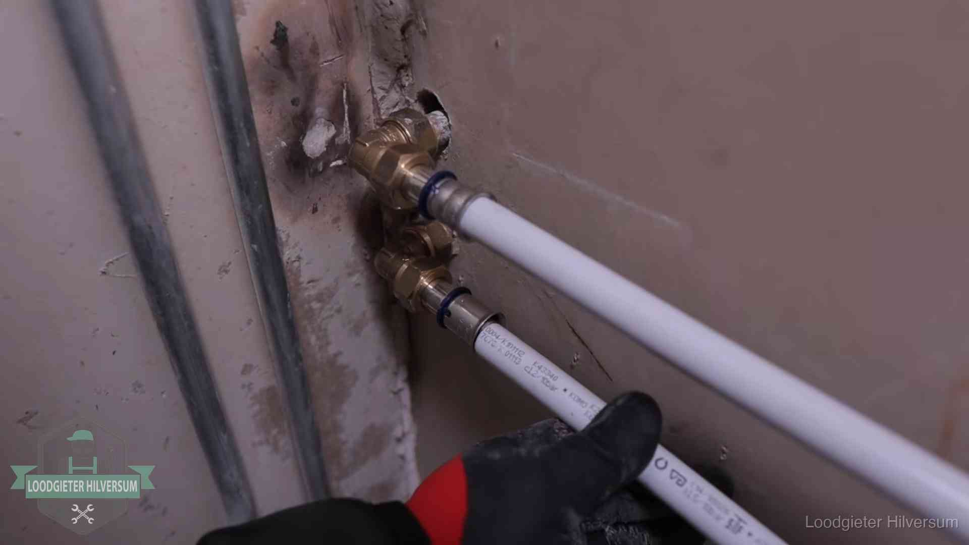 Meerlagenbuizen met keurmerk en rvs persfittingen op muuraansluitingen in Hilversum