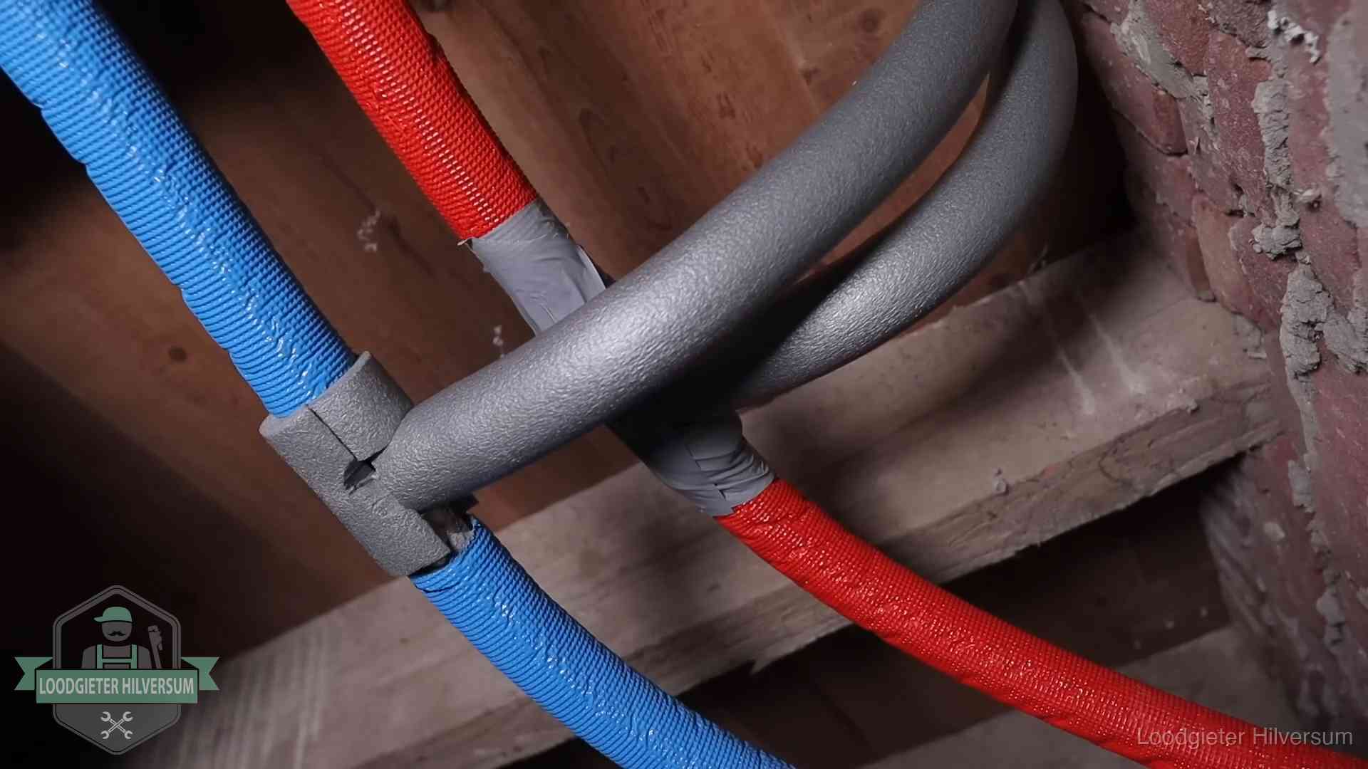 Bevroren leidingen voorkomen in Hilversum Geïsoleerde waterleidingen langs houten balken tegen bevriezing in Hilversum