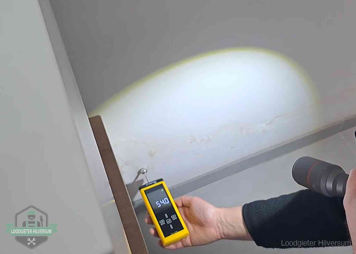 Lekdetectie-technieken in Hilversum Vochtmeter tegen een natte wand met lekkagesporen in Hilversum