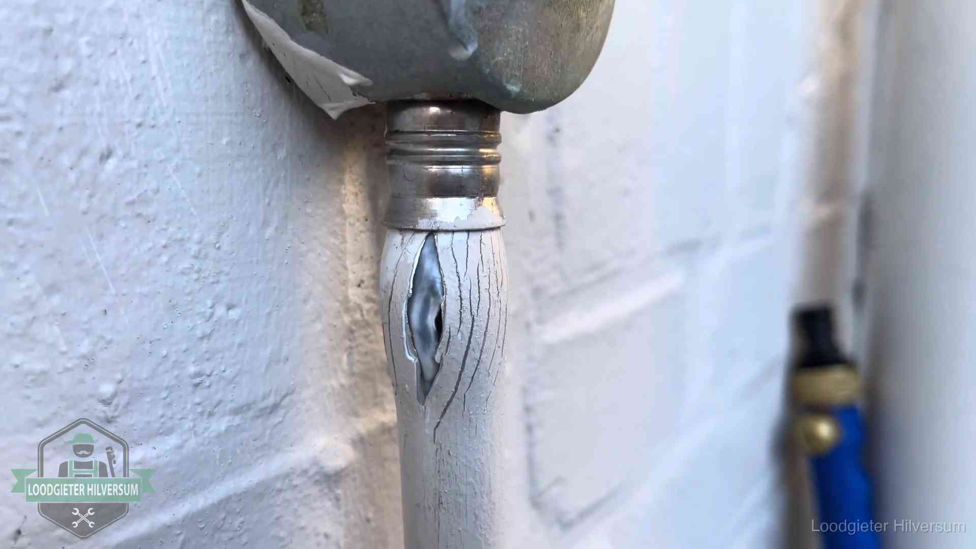 Wanneer lekdetectie in Hilversum Oude waterleiding in Hilversum waar de verf openscheurt, een stille aanwijzing voor een beginnend lek