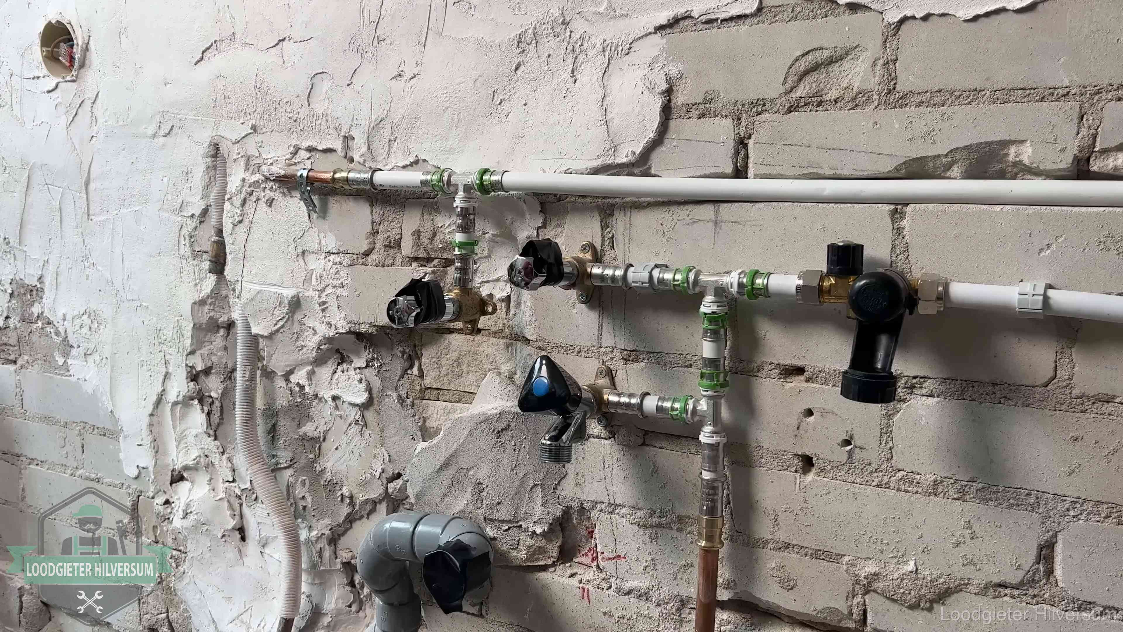 Nieuw aangelegd leidingwerk met persfittingen tijdens een verbouwing in Hilversum