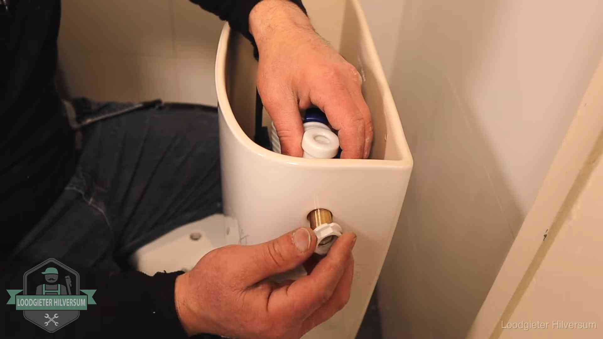 Loodgieter voor je verstopte wc in Hilversum Loodgieter monteert de vlotterkraan van een stortbak bij een toilet in Hilversum