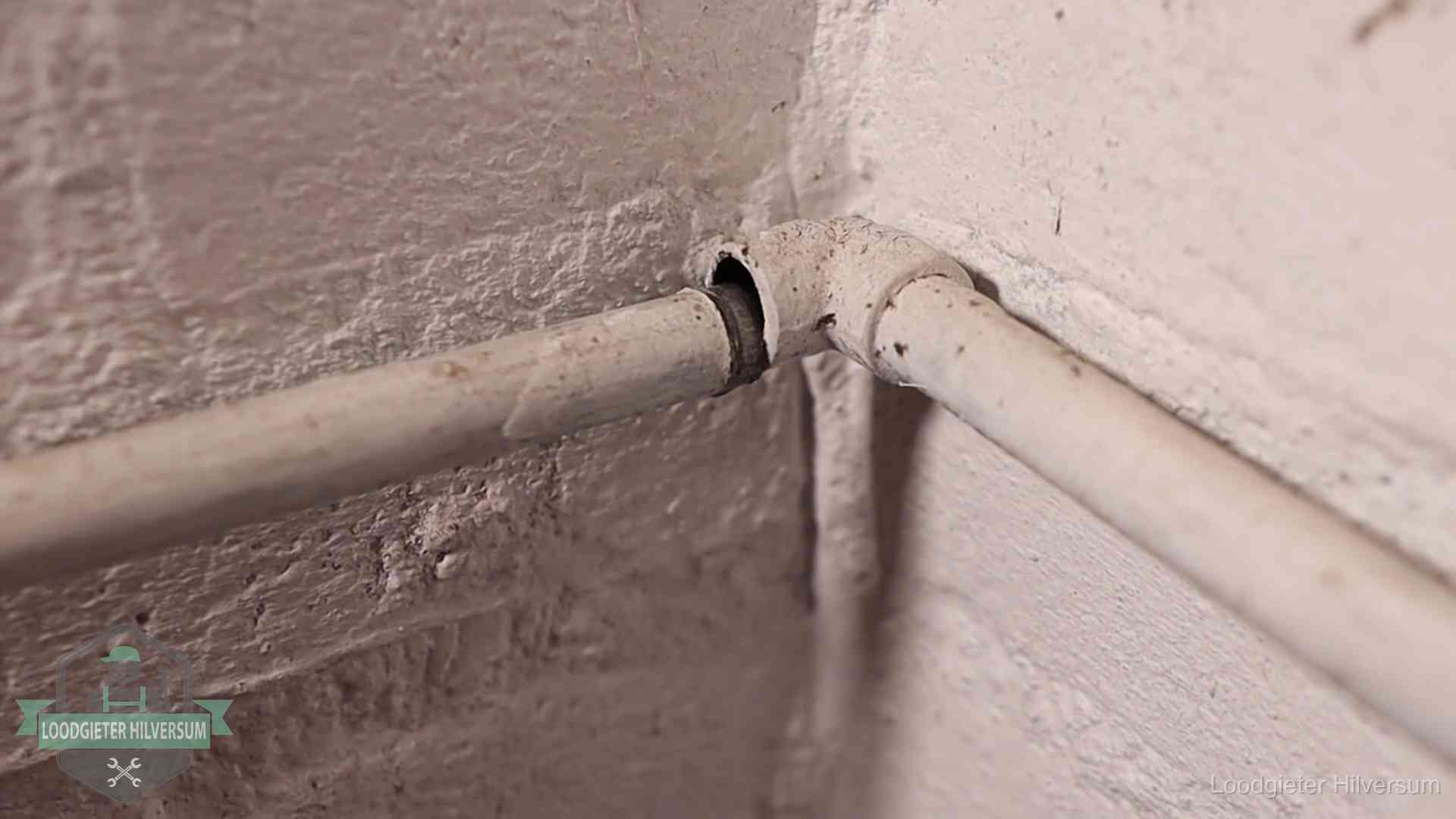 Oude waterleidingen en verborgen lekkage in Hilversum Oude geverfde waterleiding met een losliggende fitting in een woning in Hilversum