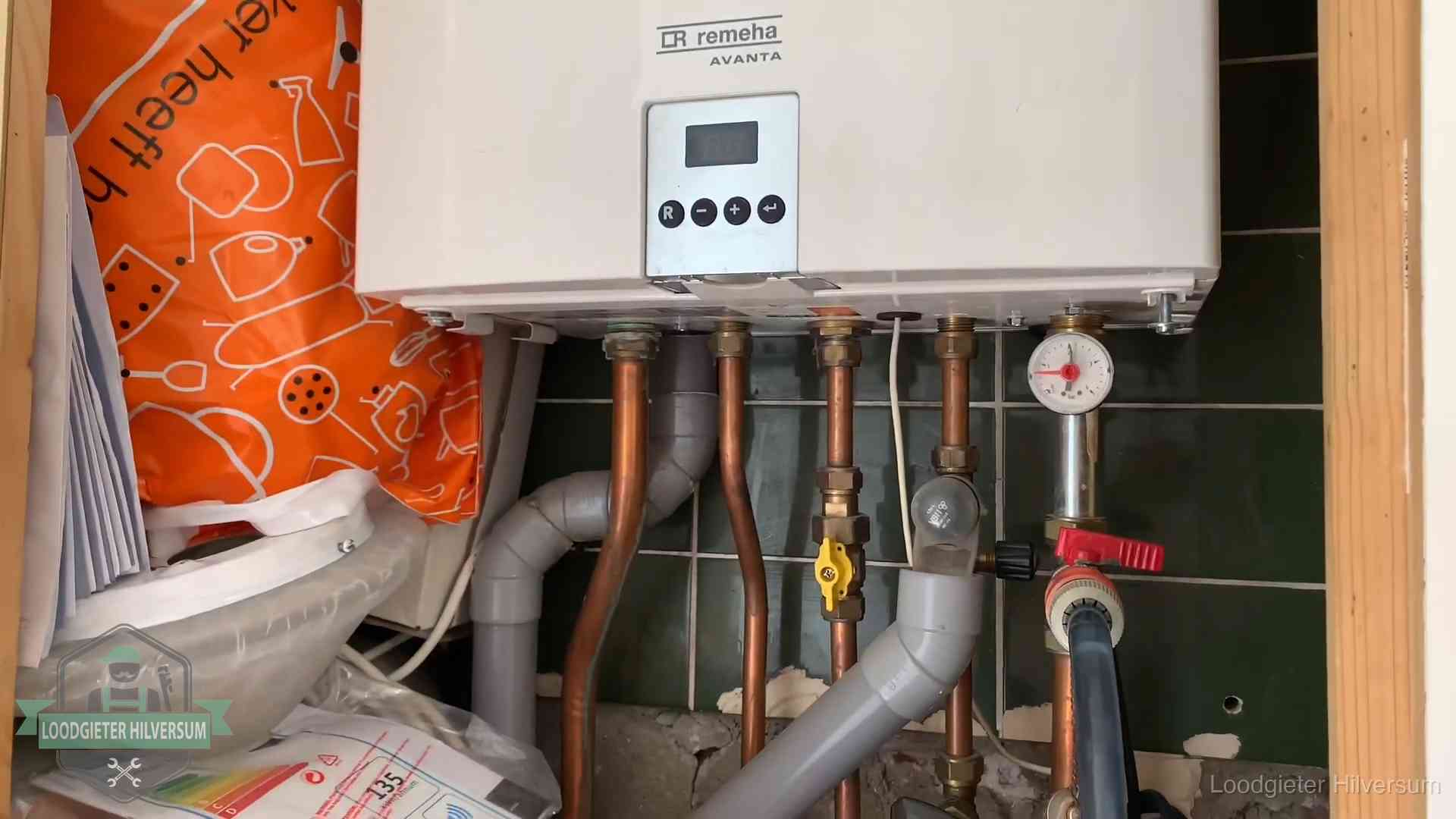 Remeha cv-ketel onderhoud in Hilversum Oudere Remeha cv-ketel in een ketelkast in een woning in Hilversum