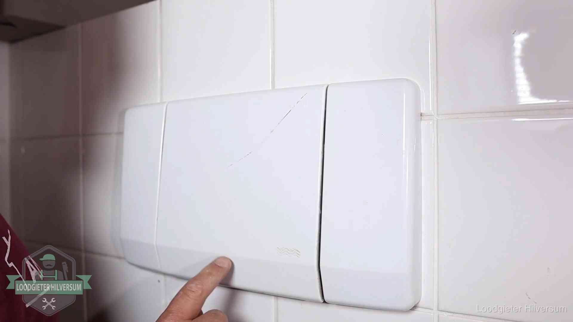 Oorzaken van een verstopte wc in Hilversum Bedieningspaneel van een inbouwreservoir van een hangend toilet in Hilversum