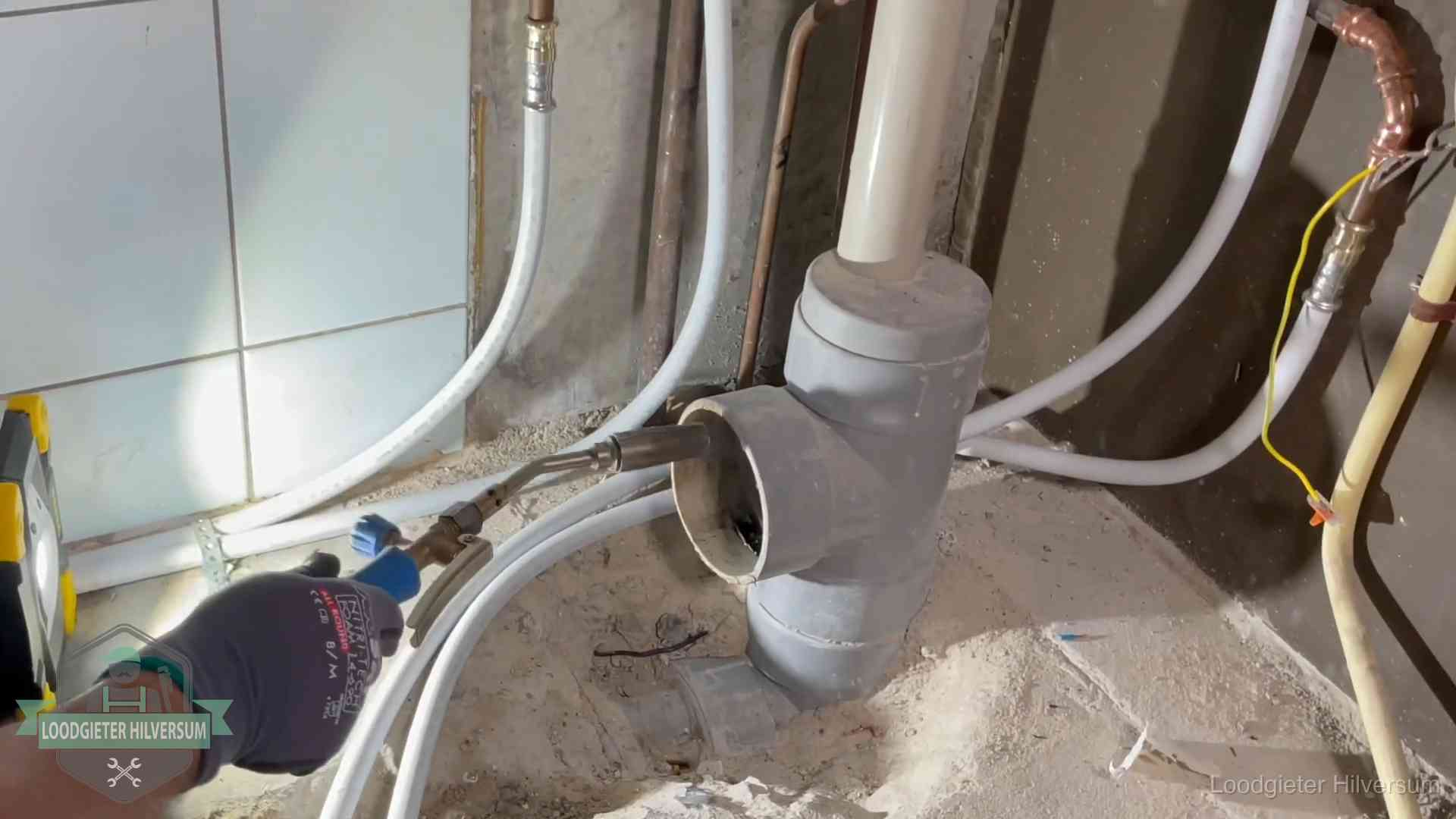 Loodgieter werkt aan leidingen bij de pvc-standleiding van een huurwoning in Hilversum