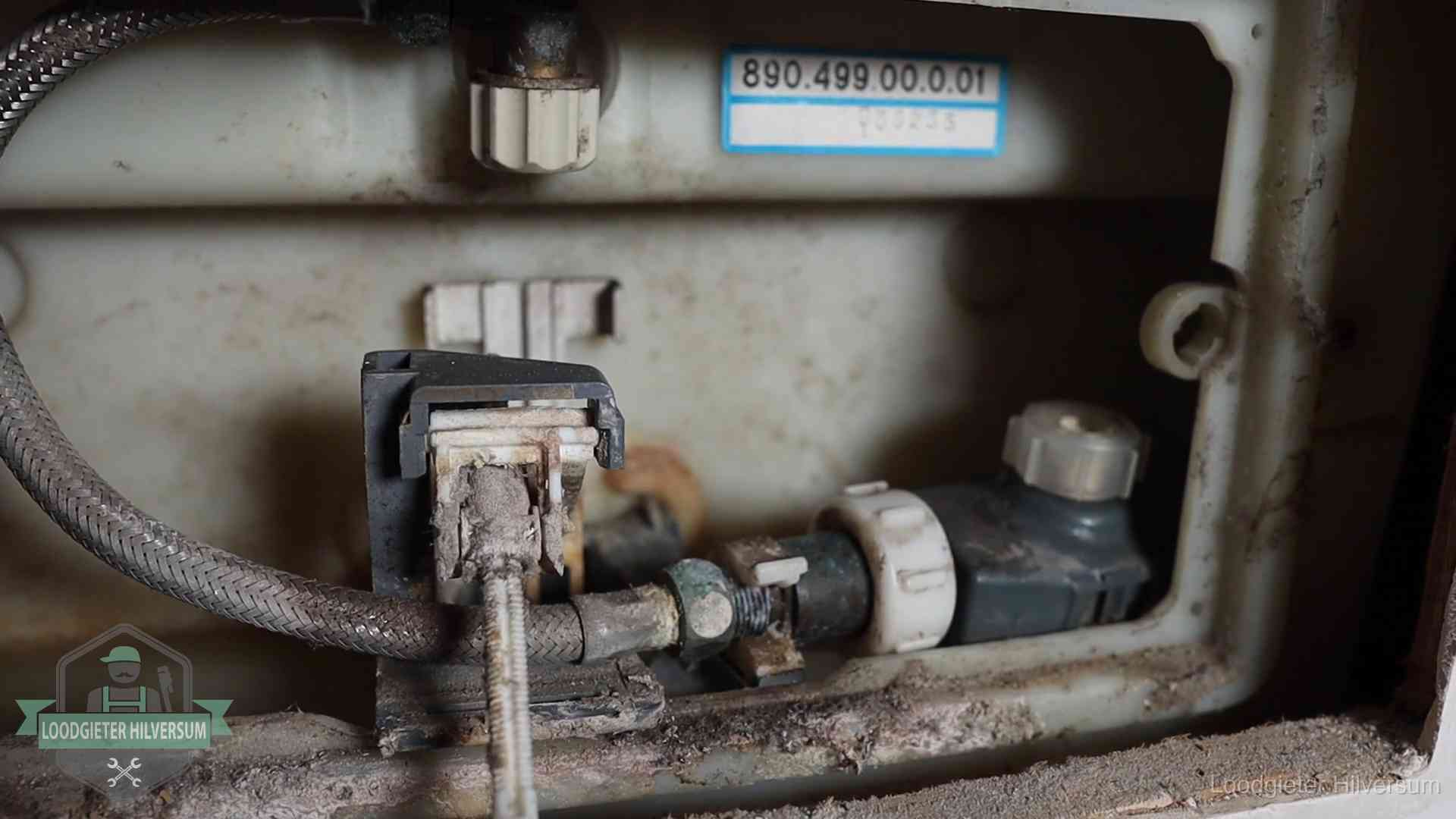 Stortbak en spoelmechanisme in Hilversum Verkalkt binnenwerk van een stortbak met vlotterkraan in Hilversum