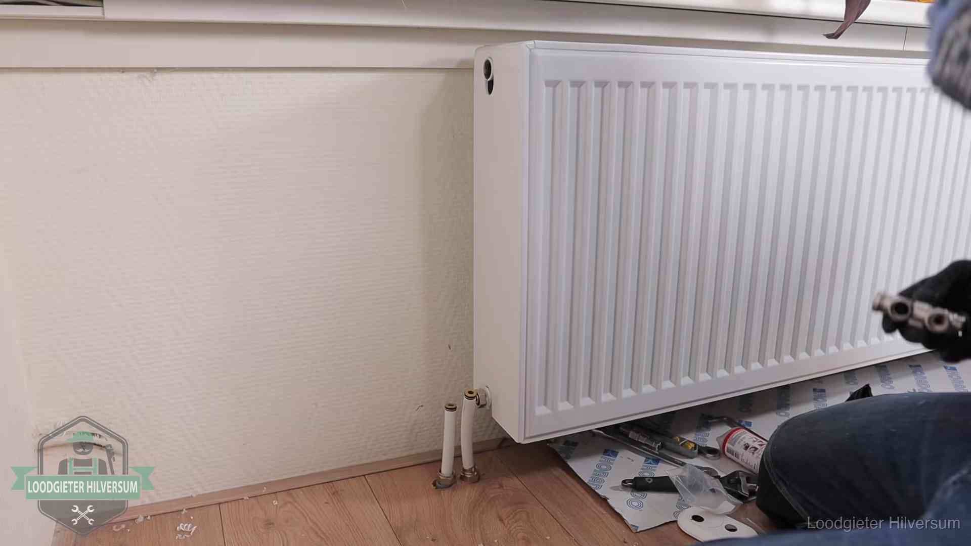 Verwarming per wijk in Hilversum Nieuw gemonteerde radiator in een woonkamer in Hilversum