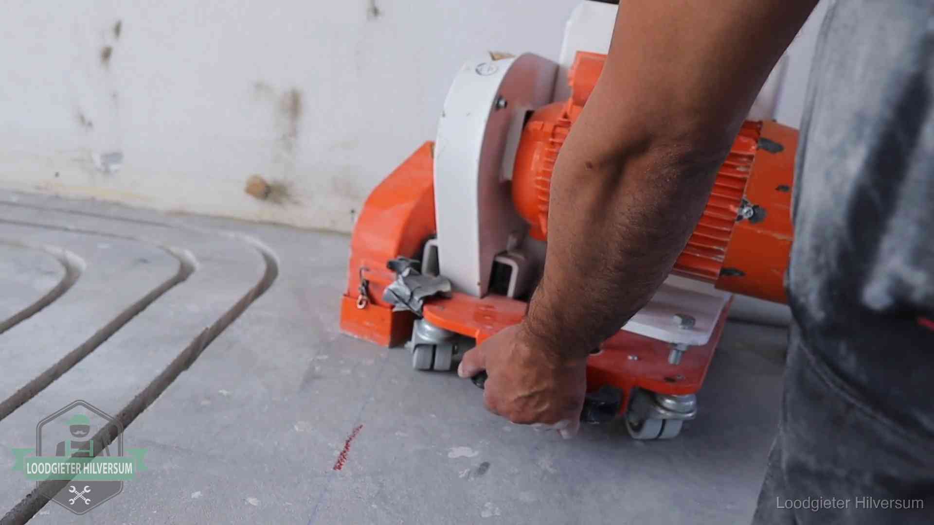 Lekkage in de vloerverwarming opsporen in Hilversum Sleuvenpatroon voor vloerverwarming in de dekvloer van een woning in Hilversum