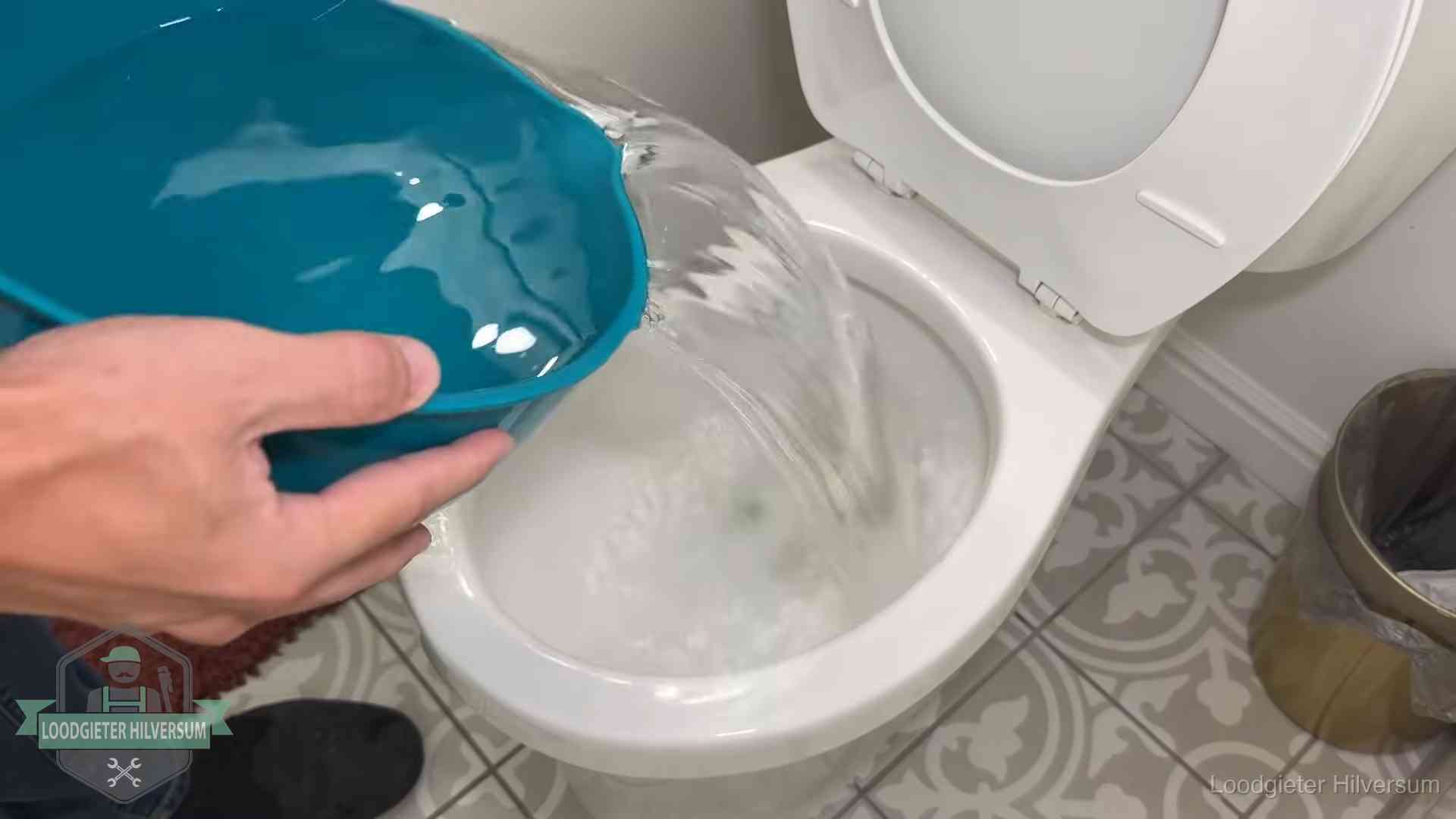 De warm-water-methode in Hilversum Warm water wordt voorzichtig in de wc-pot gegoten in Hilversum