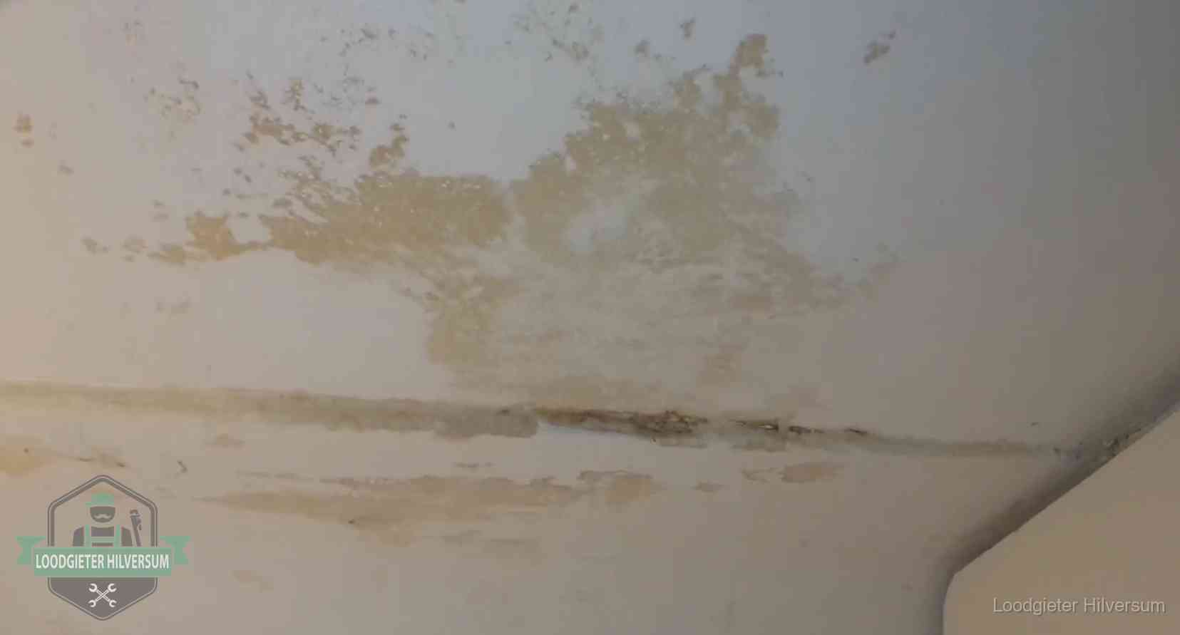 Watervlekken op een plafond in Hilversum, schade die je bij de verzekering meldt