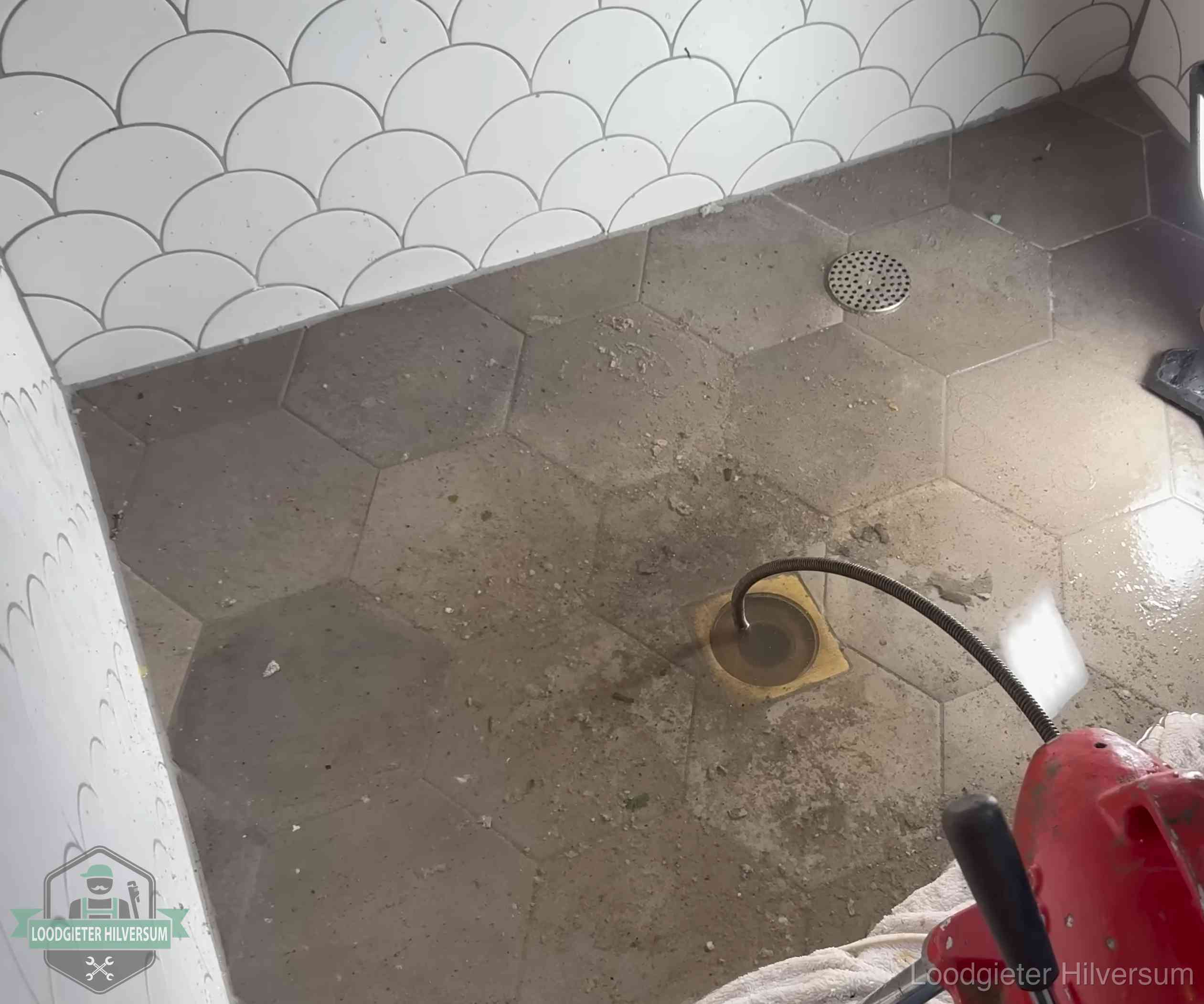 Stank uit wc of vloerput in Hilversum Vloerput met waterslot in een badkamer in Hilversum, een bron van stank als het waterslot droogstaat