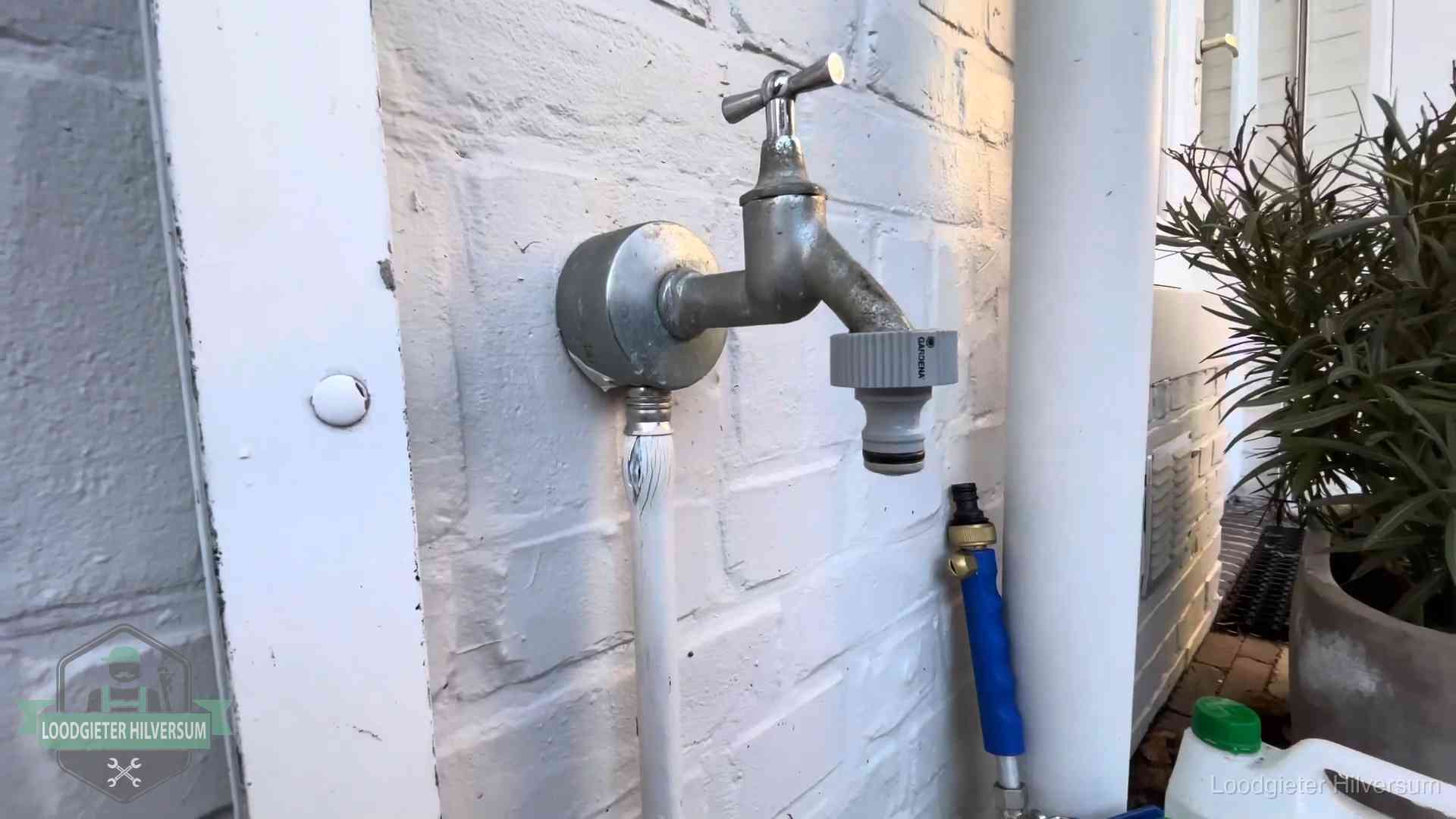 Hoge waterrekening in Hilversum Buitenkraan met slangaansluiting bij een woning in Hilversum, sluipverbruik zie je terug op de waterrekening