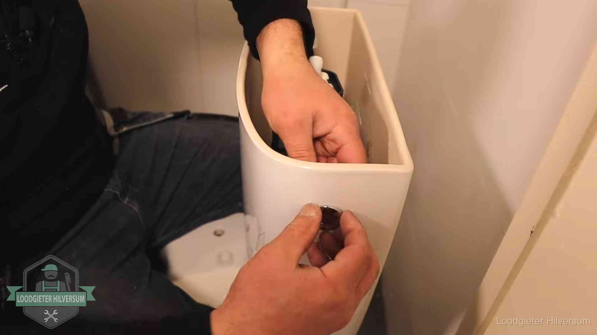 Je wc verstoppingsvrij houden in Hilversum Drukknop van een duoblok-stortbak wordt gemonteerd bij een toilet in Hilversum
