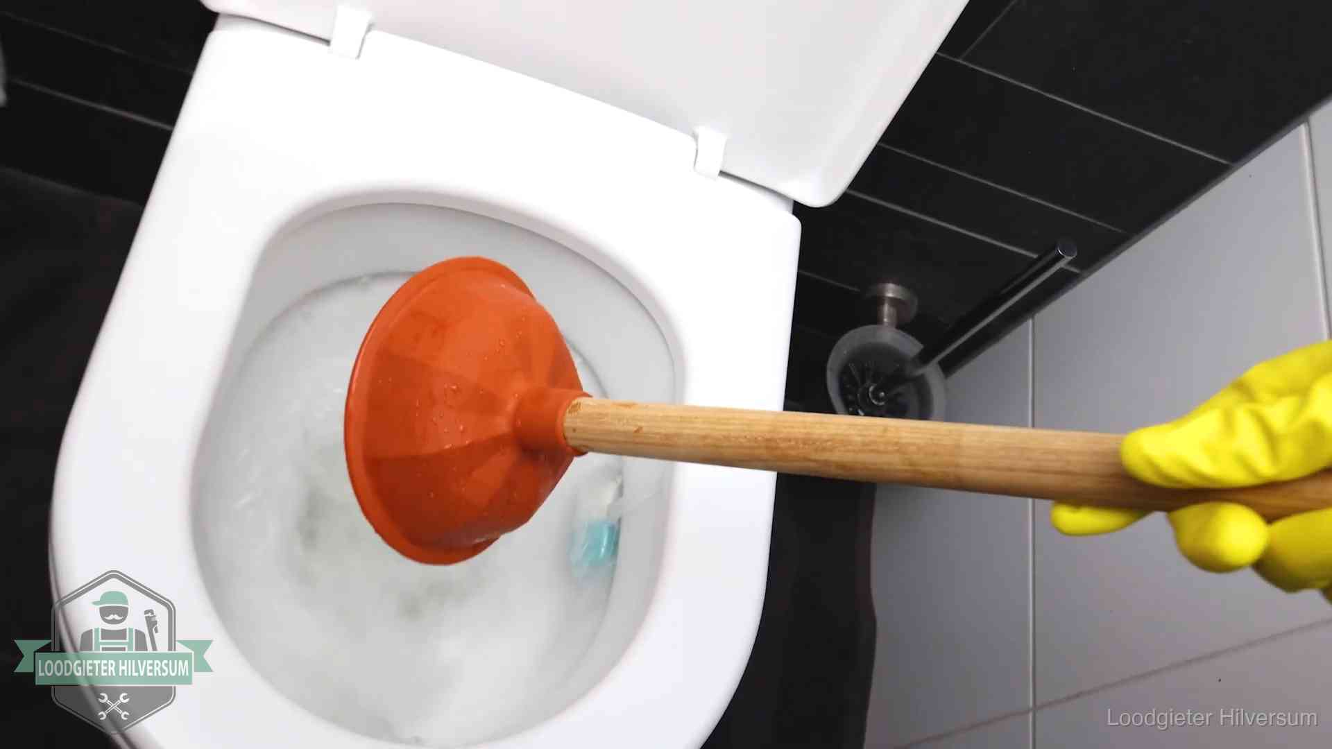 Wc ontstoppen met de plopper in Hilversum Plopper wordt in de wc-pot gedrukt bij het ontstoppen van een toilet in Hilversum