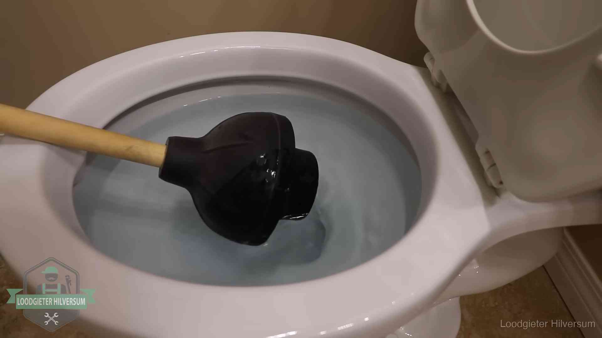 Wc vol water in Hilversum Plopper in een wc-pot die vol water staat in Hilversum