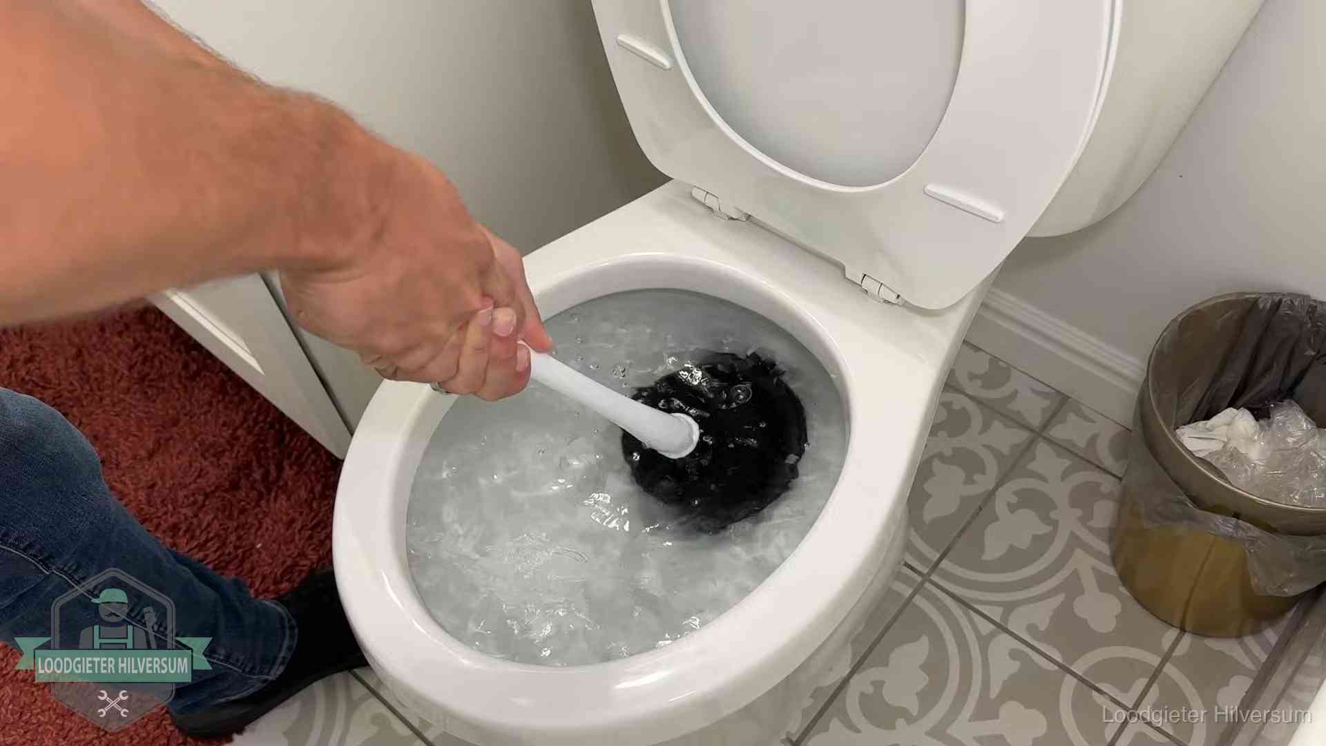 Zelf je wc ontstoppen in Hilversum Zelf de wc ontstoppen met een plopper in Hilversum, het water kolkt in de pot